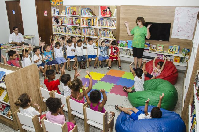 Educação oferece atividades de leitura para crianças em férias