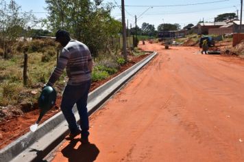 Foto - Prefeitura inicia obras para asfaltamento do Santa Cândida