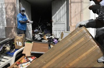 Prefeitura cumpre decisão judicial e inicia limpeza de imóvel do Centro de Agudos