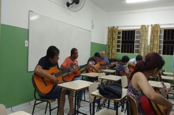 Prefeitura inicia aulas de violão nos bairros