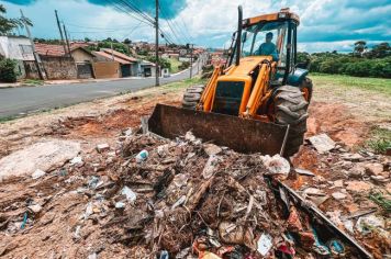 Prefeitura de Agudos faz limpeza de vias no bairro Vila Avato