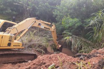 Prefeitura faz limpeza do Córrego dos Agudos