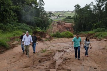 Obra de interligação dos bairros Cohab IV e Vila Malvina já sofre com erosões e desmoronamentos