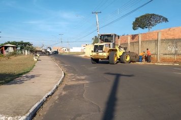 Prefeitura realiza serviços de recolhimento de entulhos e varrição de ruas no bairro Cohab IV