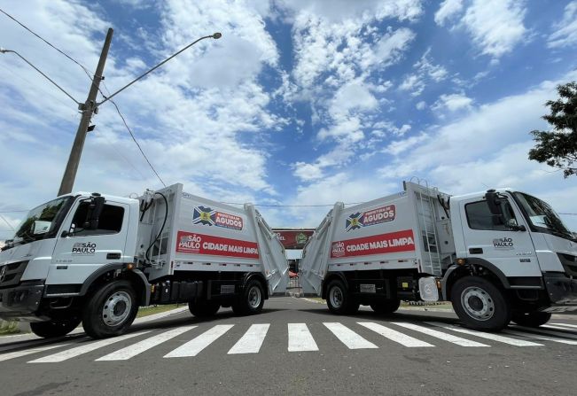 Prefeitura de Agudos entrega dois novos caminhões de lixo