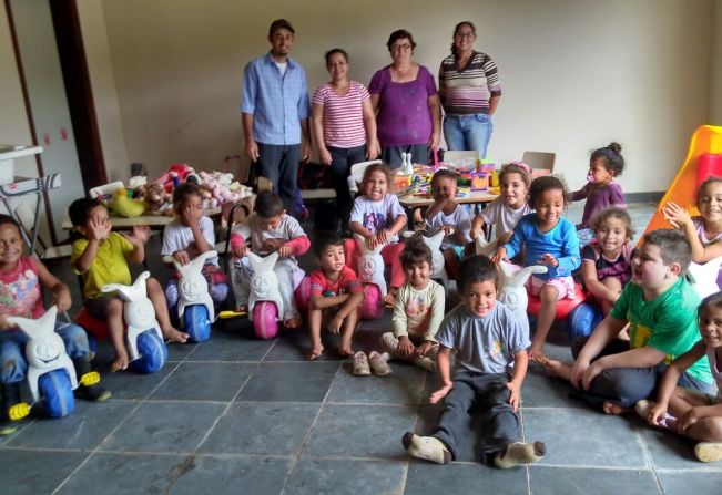 Prefeitura entrega brinquedos e materiais diversos para escola do Assentamento Agrocentro