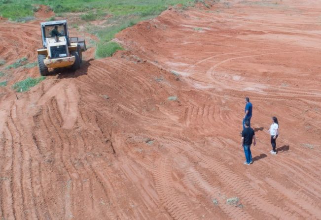 Prefeitura faz terraplanagem para construção de Aeródromo no bairro Professor Simões