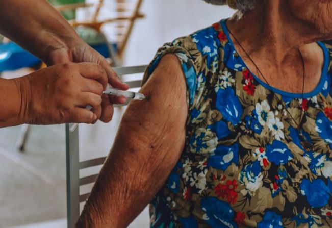 Vacinação para idosos com 80 anos ou mais começa na próxima segunda-feira (01) em Agudos