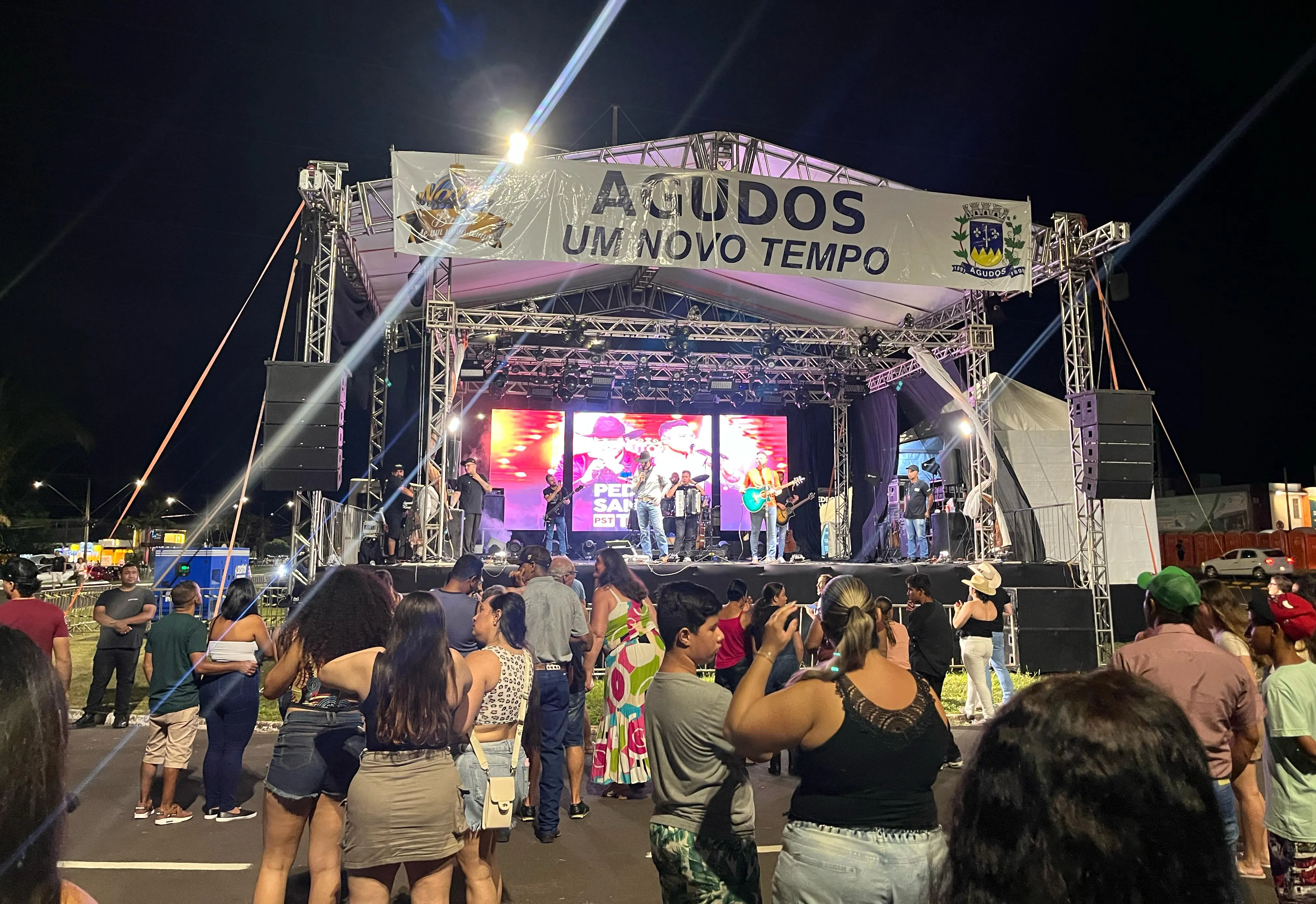 AGUDOS CELEBRA A PASSAGEM DE ANO COM ATRAÇÕES MUSICAIS NA AVENIDA CARVALHO PINTO