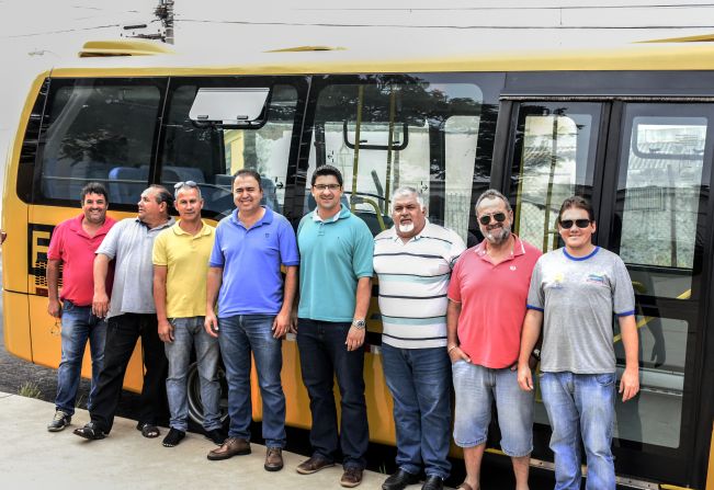 Agudos recebe novo micro-ônibus para o transporte de estudantes
