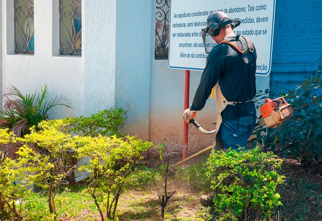 Prefeitura faz limpeza e preparação do Cemitério Municipal para o dia de Finados