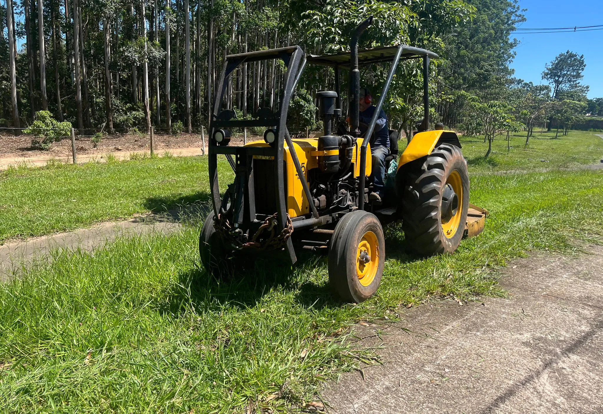 PREFEITURA DE AGUDOS INTENSIFICA AÇÕES DE LIMPEZA, ROÇAGEM E TAPA-BURACO EM DIVERSOS BAIRROS DO MUNICÍPIO
