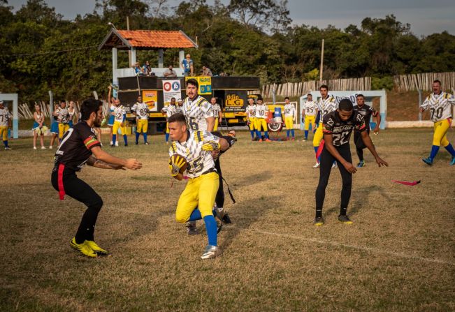 Time de futebol americano de Caraguatatuba vence partida em São