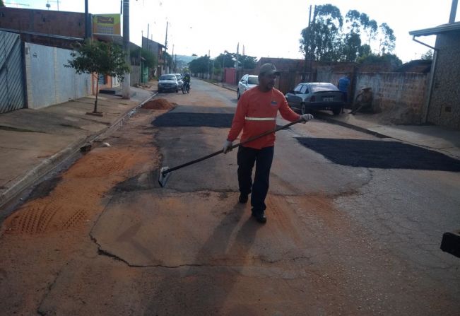 Prefeitura faz serviços de tapa buracos, manutenção e sinalização de ruas da cidade