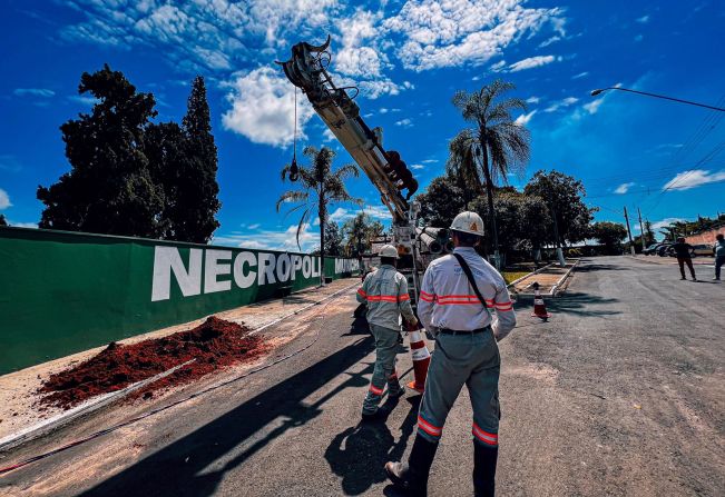 Após pedido da prefeitura, CPFL instala postes na avenida Ratelif