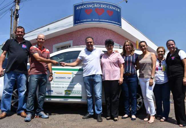 Prefeito Altair entrega veículo zero quilômetro para Associação do Câncer de Agudos