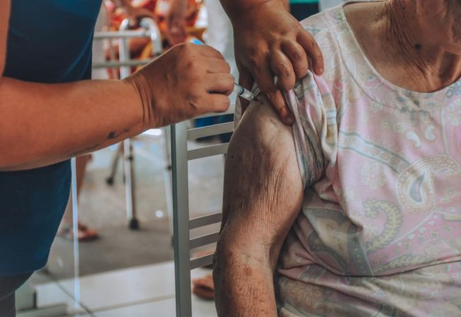 Vacinação de idosos com 85 anos ou mais começa nesta quarta-feira (10) em Agudos