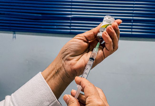 Agudos inicia a aplicação da vacina bivalente em profissionais de saúde