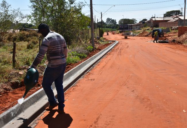 Prefeitura inicia obras para asfaltamento do Santa Cândida