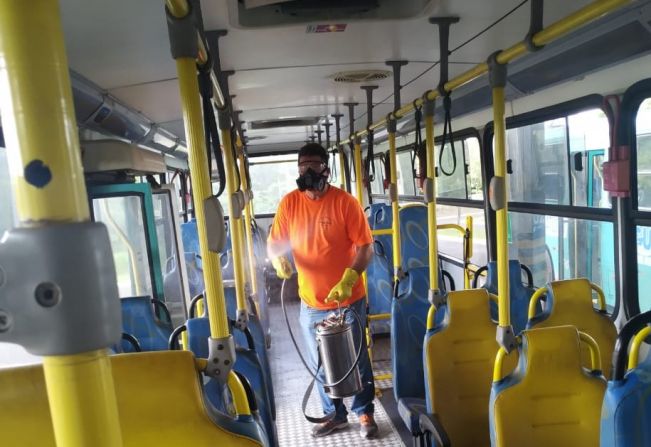 Prefeitura de Agudos faz desinfecção de ônibus do transporte coletivo gratuito