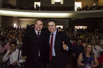 Foto - Cerimônia de posse do prefeito Altair foi acompanhada por centenas de pessoas no Seminário Santo Antonio