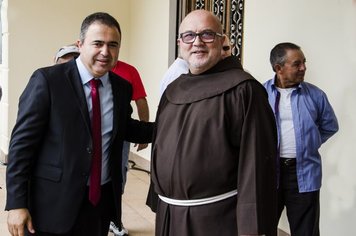 Foto - Cerimônia de posse do prefeito Altair foi acompanhada por centenas de pessoas no Seminário Santo Antonio