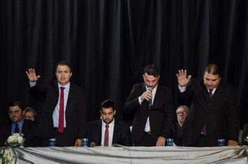 Foto - Cerimônia de posse do prefeito Altair foi acompanhada por centenas de pessoas no Seminário Santo Antonio
