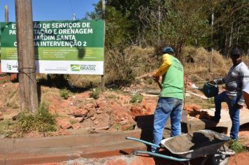 Foto - Prefeitura inicia obras para asfaltamento do Santa Cândida