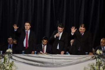 Foto - Cerimônia de posse do prefeito Altair foi acompanhada por centenas de pessoas no Seminário Santo Antonio