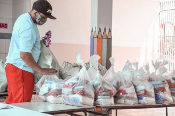 Foto - Entrega do kit de alimentos Merenda em Casa começou nesta quarta-feira (24) 