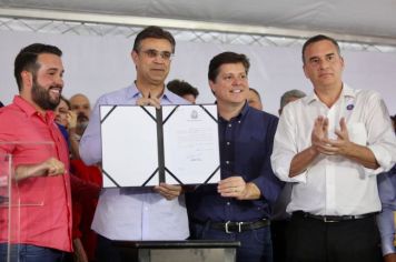 Foto - Governo entrega Creche Escola e libera recursos para construção de moradias em Agudos