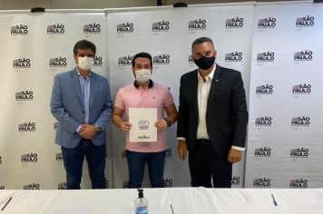 Fernando Octaviani assina programa de regularização fundiária na Secretaria de Habitação