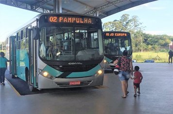 Ponto do circular gratuito na rodoviária dá conforto aos passageiros