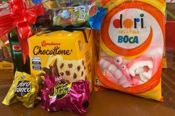 Prefeitura de Agudos faz distribuição de kits natalinos para escolas da rede