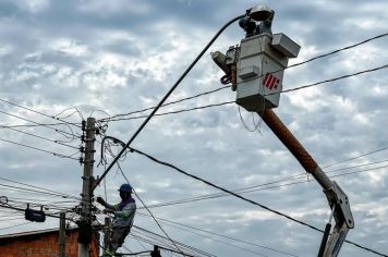 Agudos inicia instalação de luminárias de LED