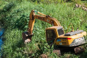 Prefeitura faz limpeza do Córrego Agudos