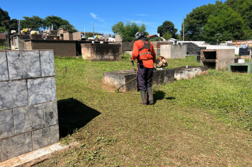 PREFEITURA DE AGUDOS REALIZA ROÇAGEM E MANUTENÇÃO NO CEMITÉRIO MUNICIPAL