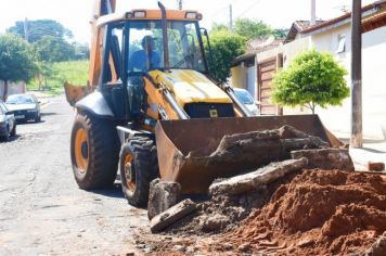 Prefeitura trabalha na recuperação e limpeza de bueiros na Professor Simões