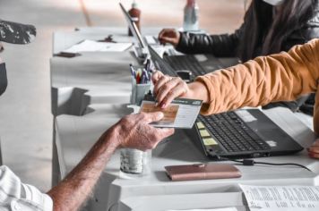 Vacinação para pessoas com 43 anos ou mais começa nesta quarta com distribuição de senha