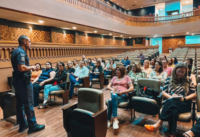 Prefeitura e PM fazem reunião com diretores para discutir estratégias de segurança nas escolas