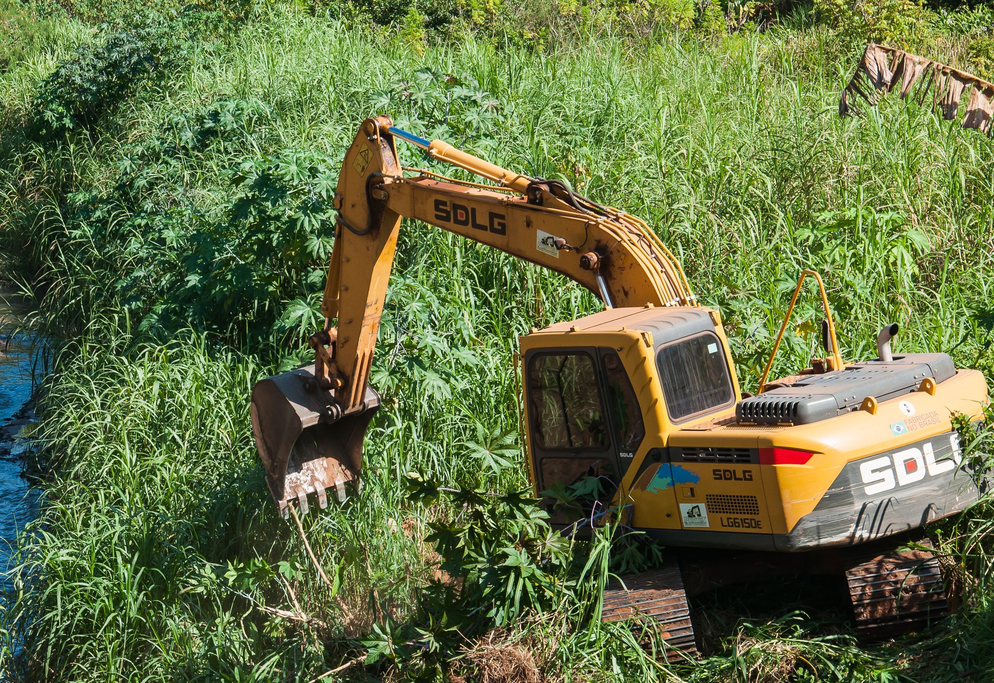 Prefeitura faz limpeza do Córrego Agudos