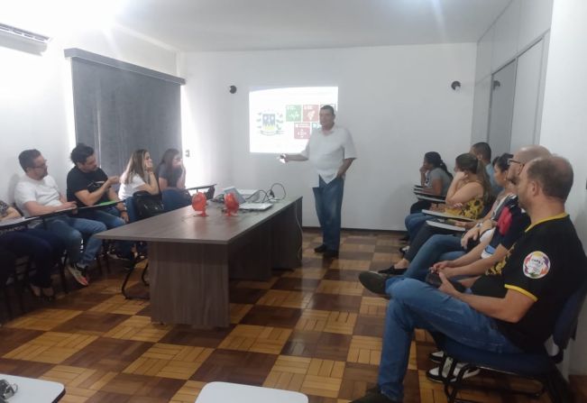 Equipe de fisioterapeutas participa de treinamento 