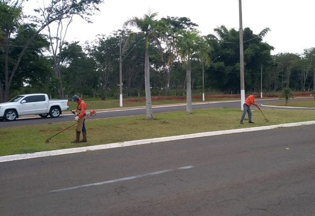 Prefeitura segue com serviços de limpeza por toda a cidade