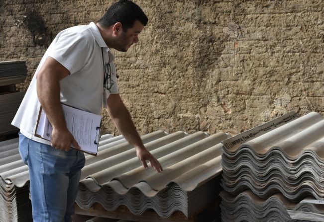 Vigilância de Agudos faz fiscalização contra venda de produtos com amianto