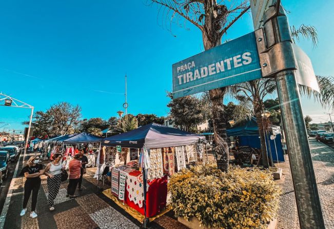 Neste sábado tem Feira na Praça Tiradentes