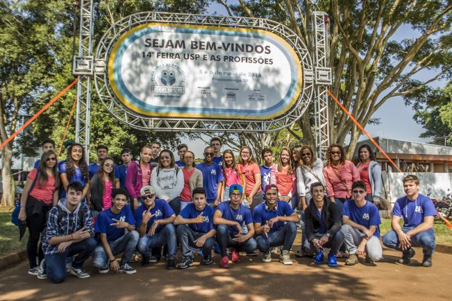 Menores Aprendizes visitam feira de profissões da USP, em Pirassununga