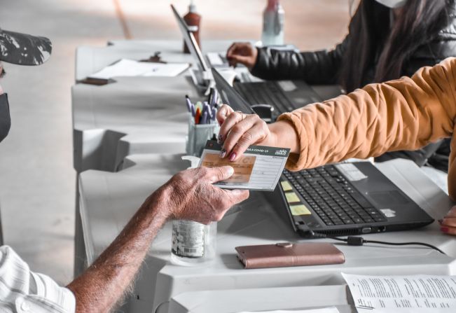 Vacinação para pessoas com 43 anos ou mais começa nesta quarta com distribuição de senha